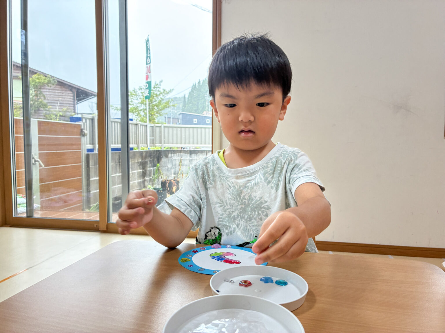 夏祭りの飾り作り・言語訓練の様子 ⑦