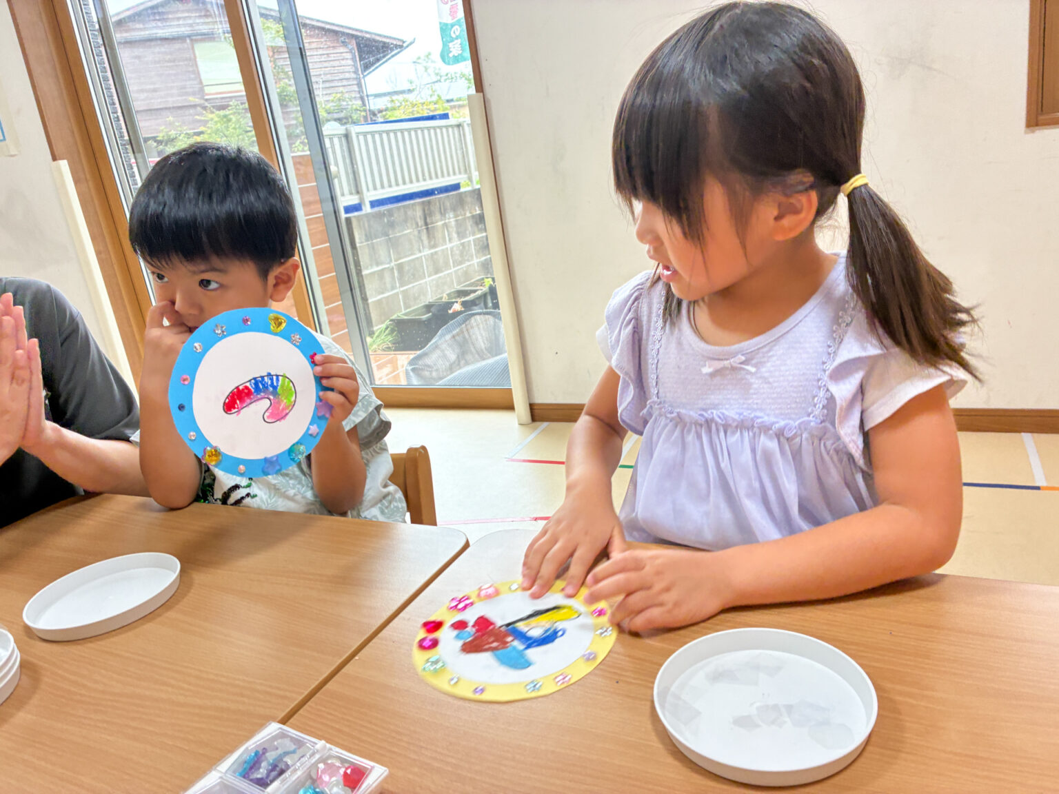 夏祭りの飾り作り・言語訓練の様子 ⑧