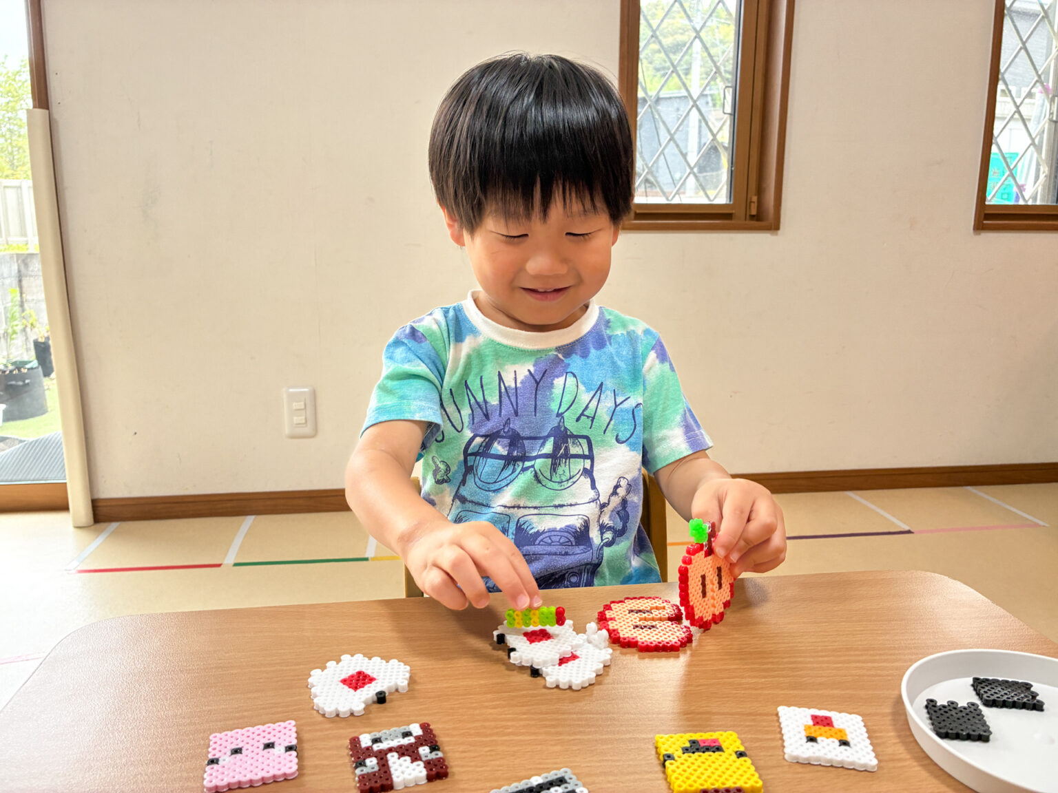アイロンビーズ遊びの様子 ①