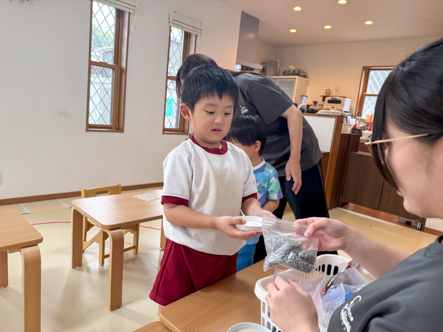 アイロンビーズ遊びの様子 ③