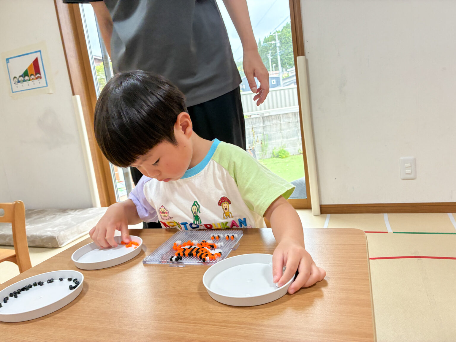 アイロンビーズ遊びの様子 ⑤