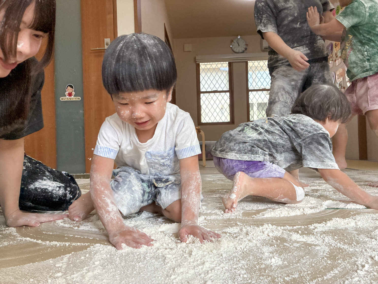 小麦粉遊びの様子 ①