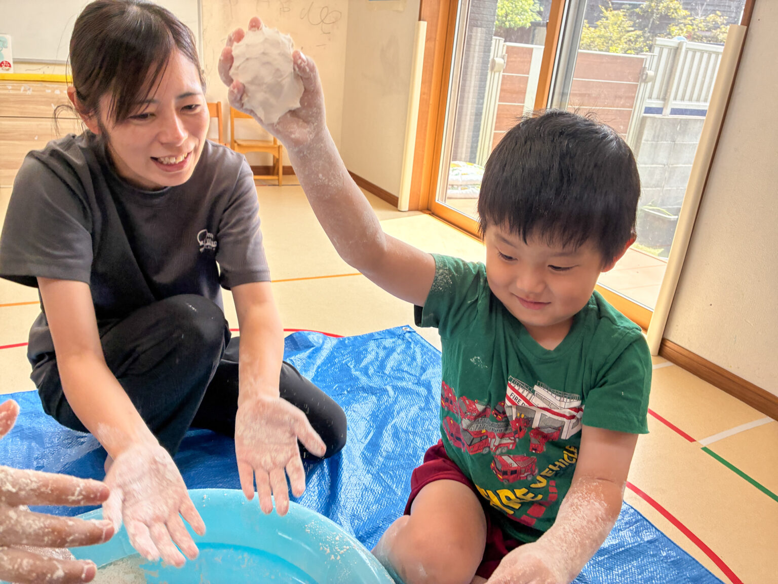 小麦粉遊びの様子 ③