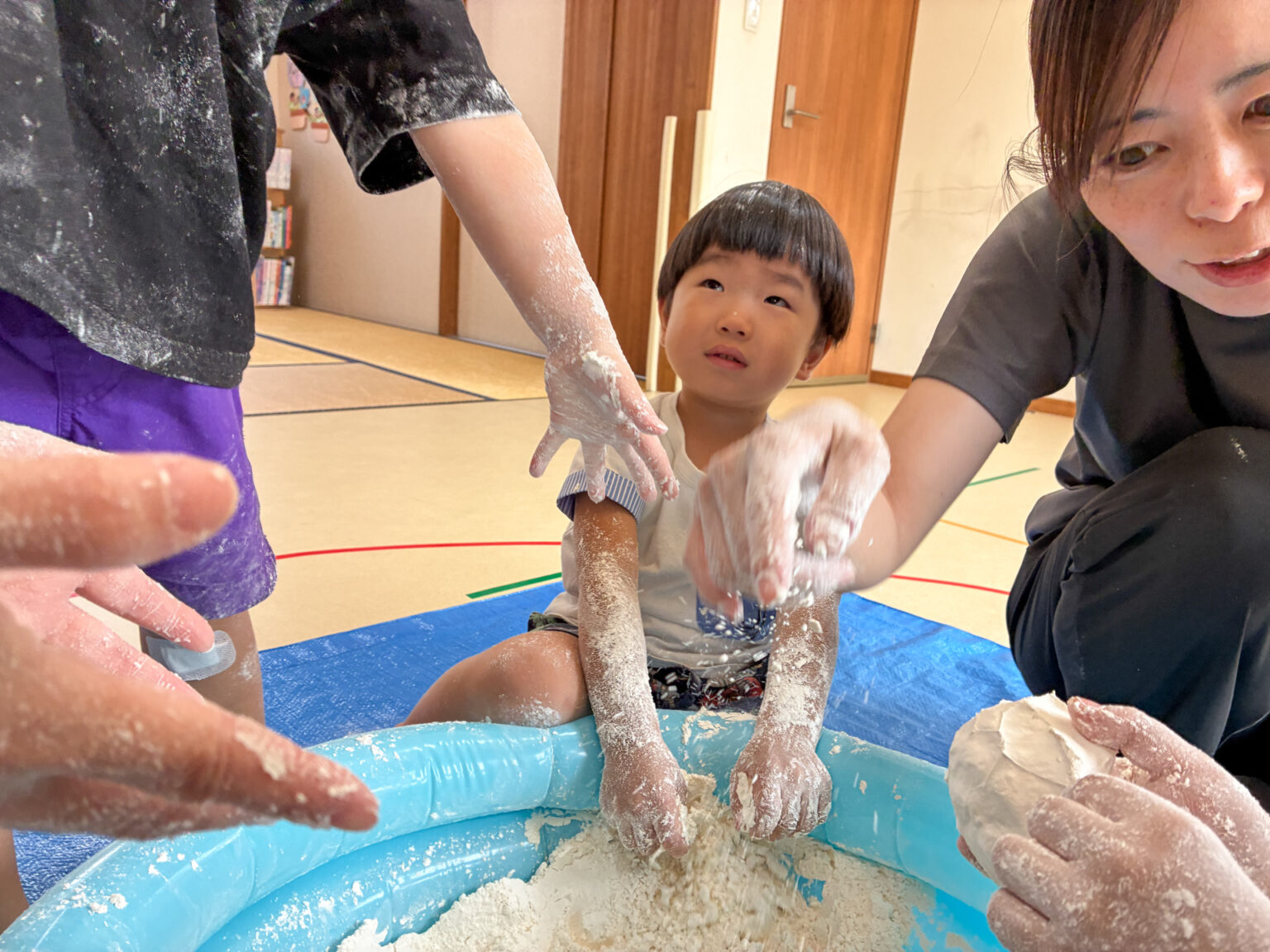 小麦粉遊びの様子 ④