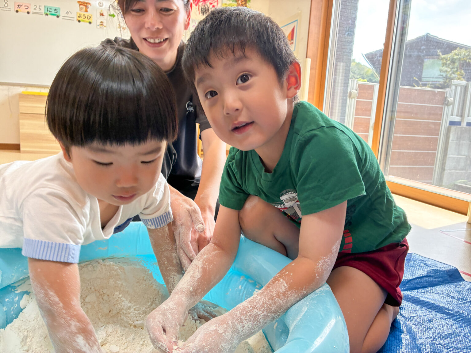 小麦粉遊びの様子 ⑧