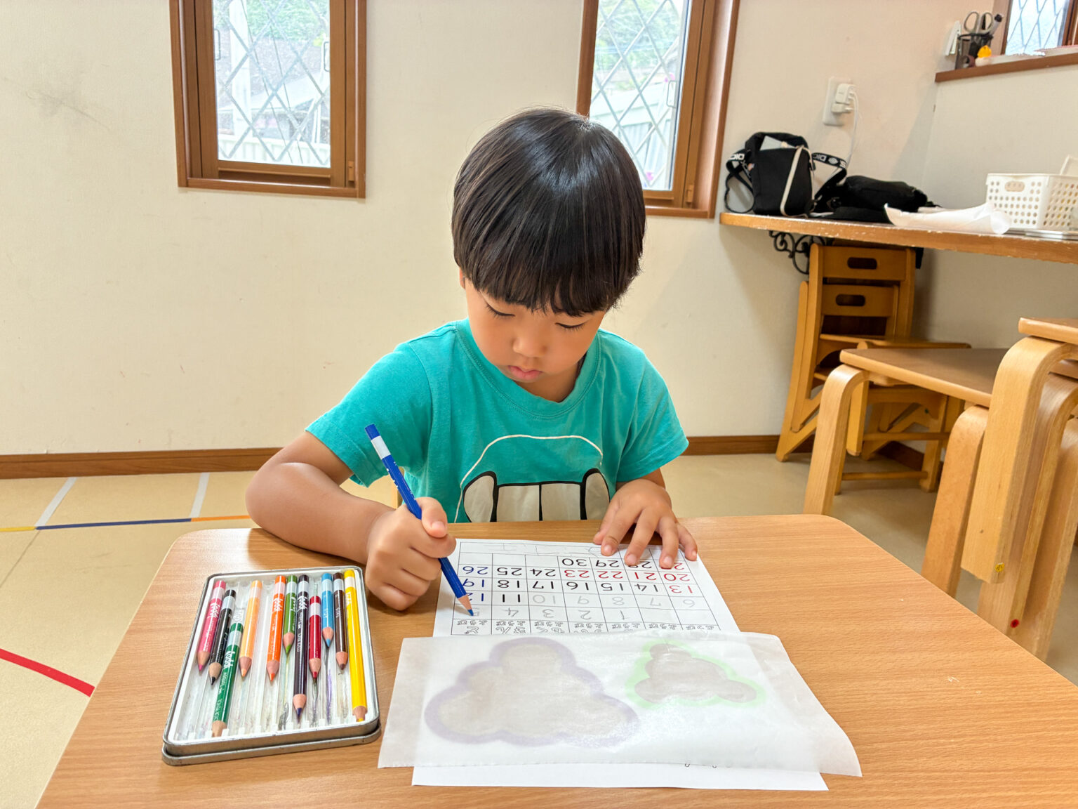 言語訓練・カレンダー作りの様子 ②