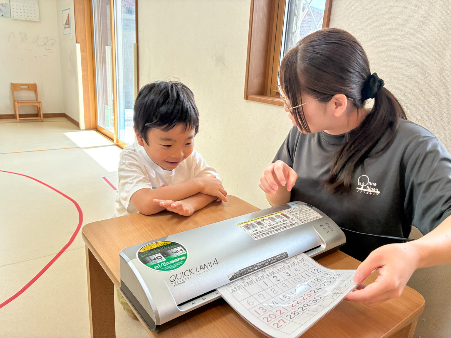 言語訓練・カレンダー作りの様子 ④