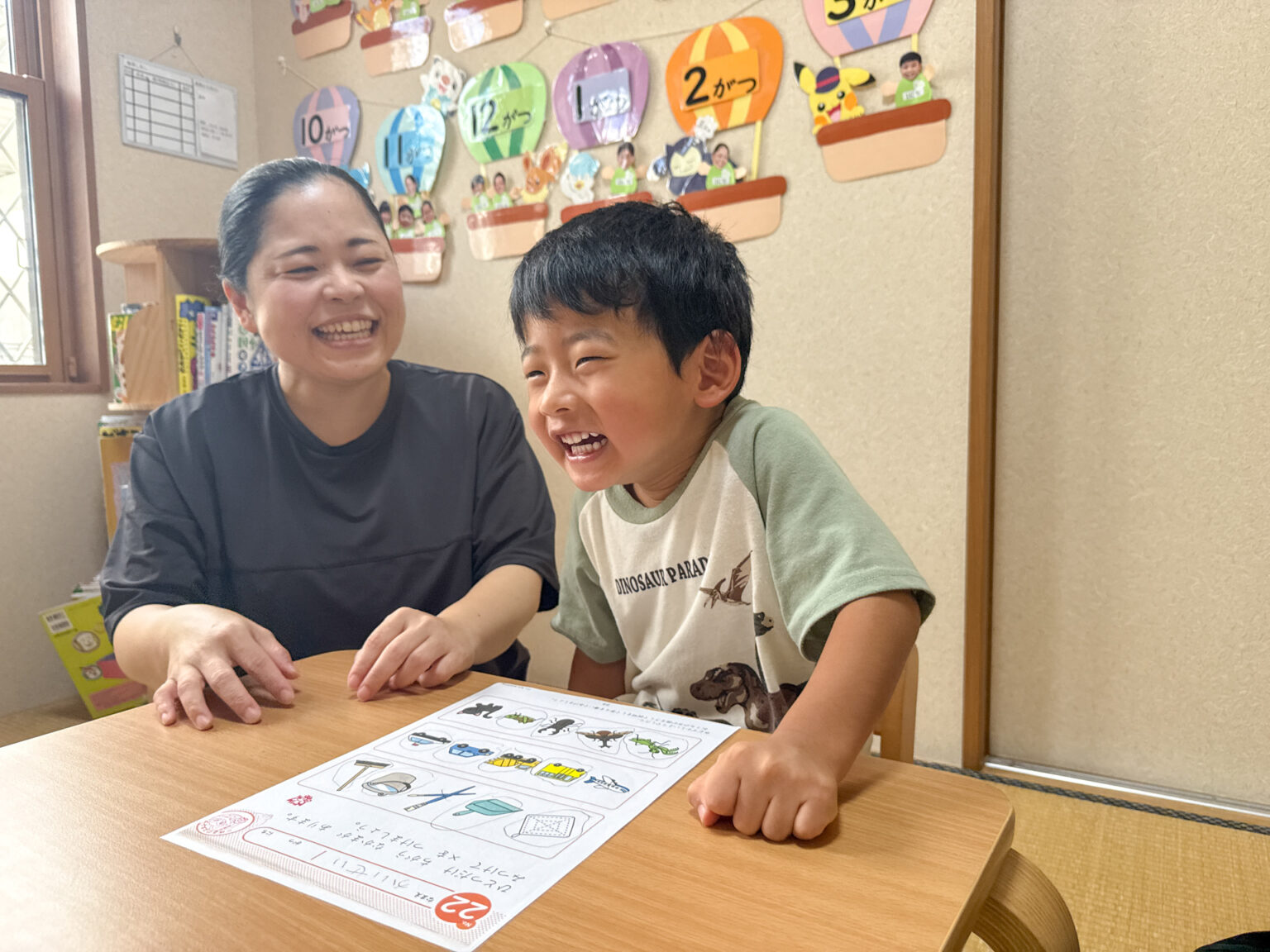 言語訓練・カレンダー作りの様子 ⑨