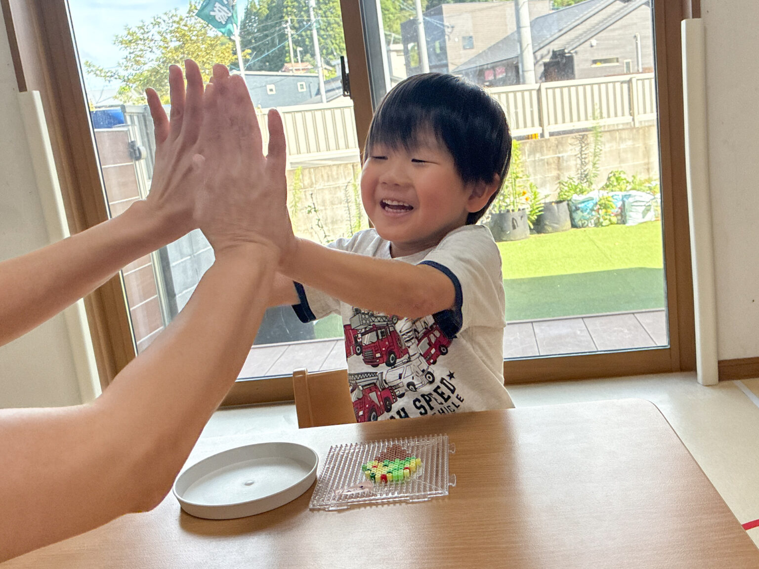 ひも通し・アイロンビーズ遊びの様子 ①