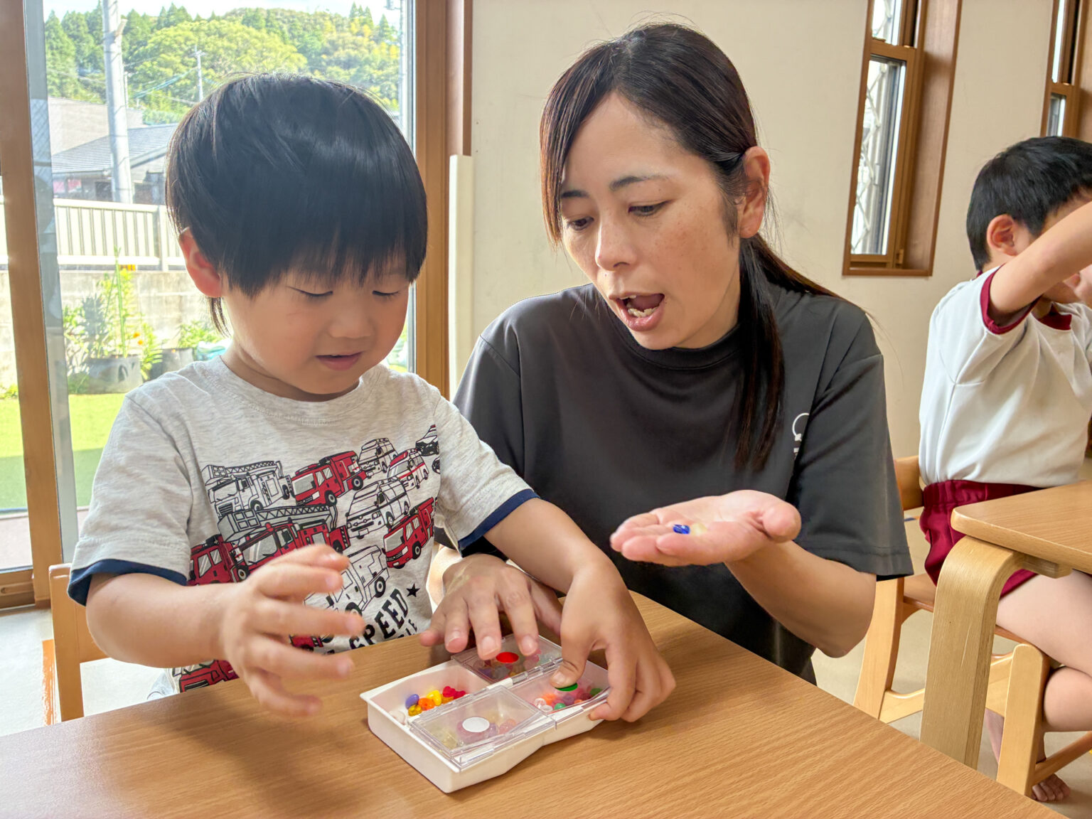 ひも通し・アイロンビーズ遊びの様子 ②