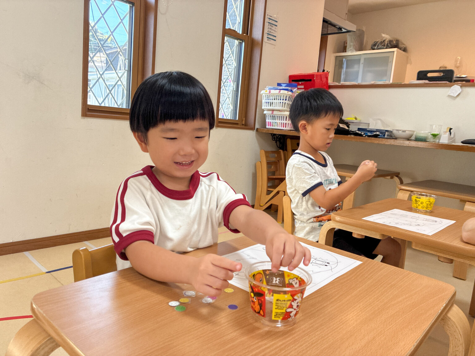 虫の台紙でシール遊びの様子 ①