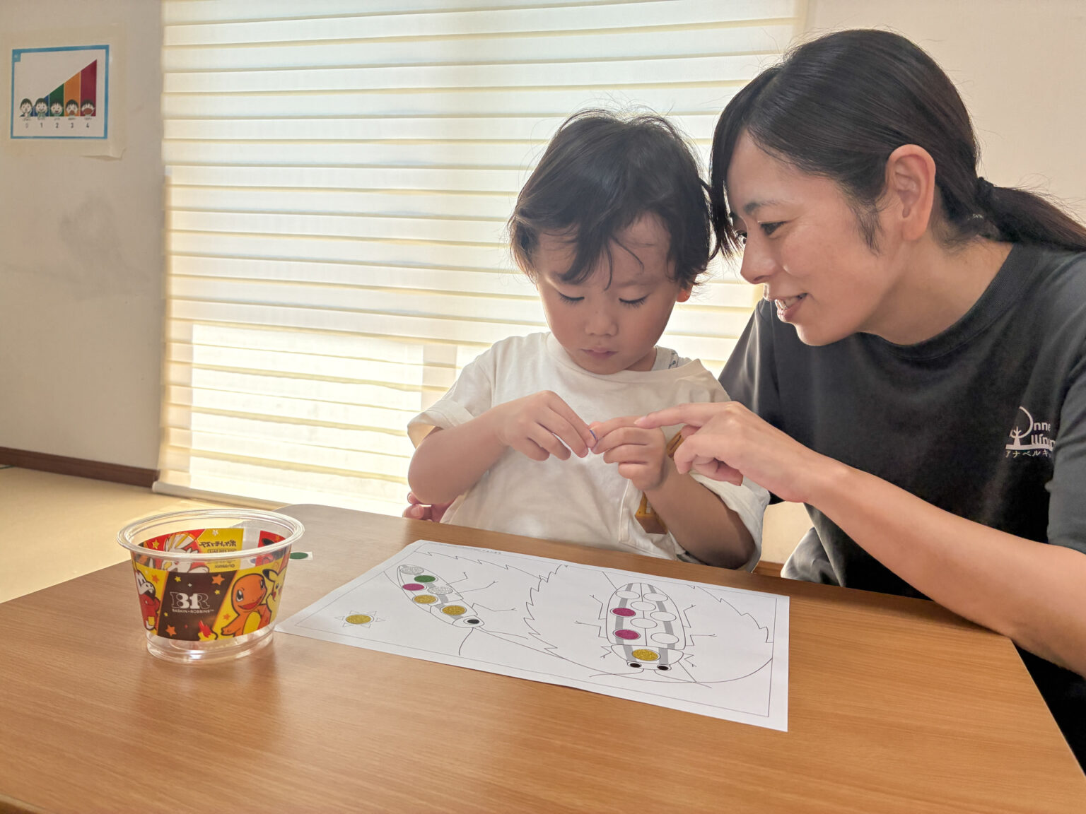 虫の台紙でシール遊びの様子 ②
