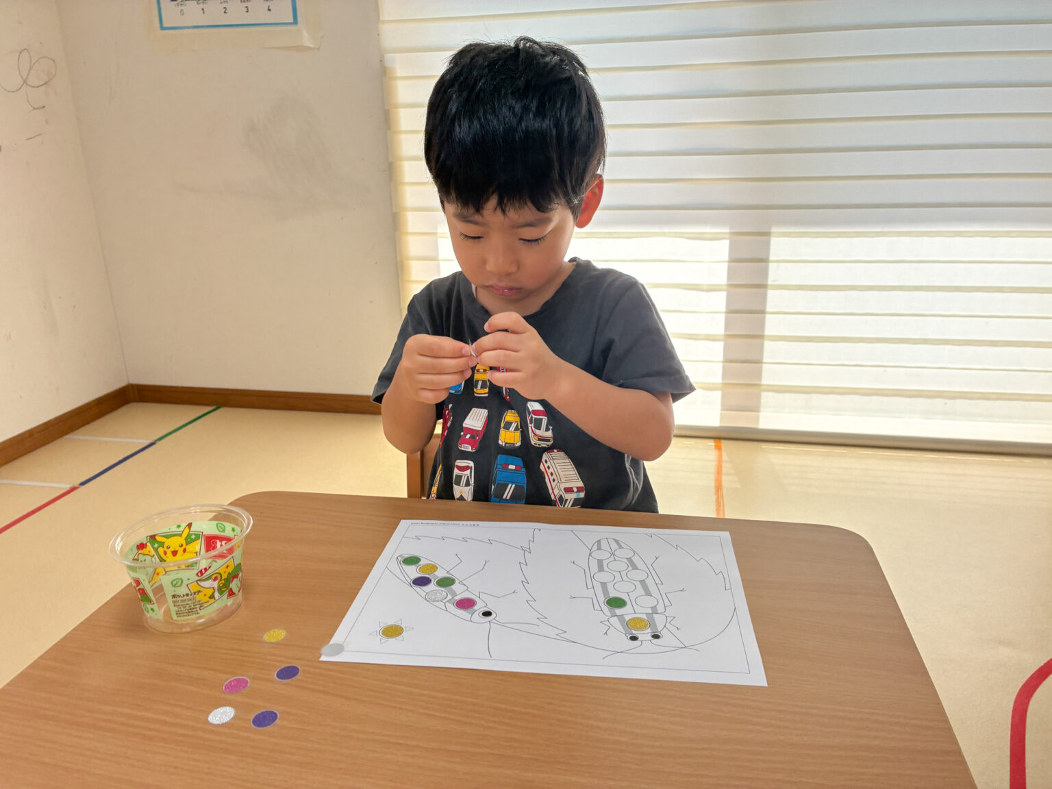 虫の台紙でシール遊びの様子 ③