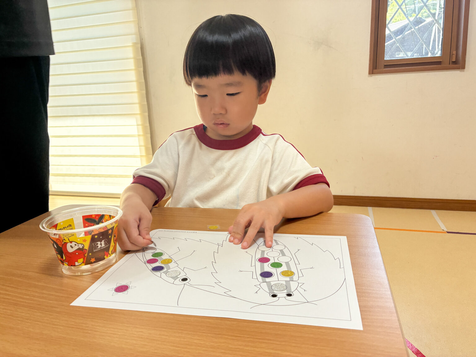 虫の台紙でシール遊びの様子 ④