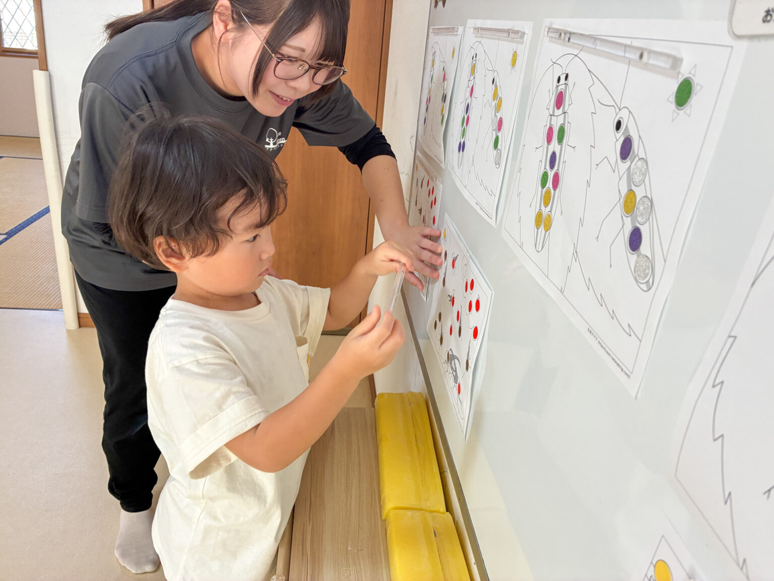 虫の台紙でシール遊びの様子 ⑤