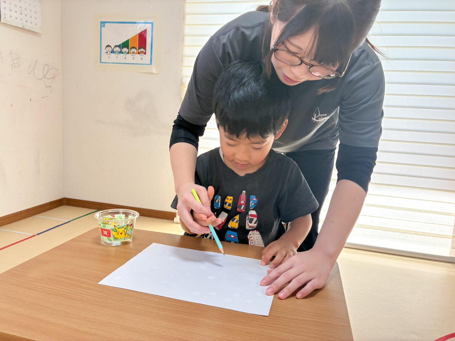 虫の台紙でシール遊びの様子 ⑥