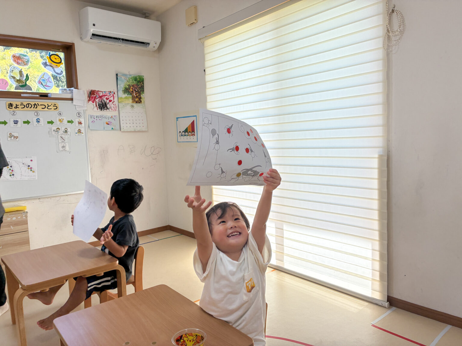 虫の台紙でシール遊びの様子 ⑦