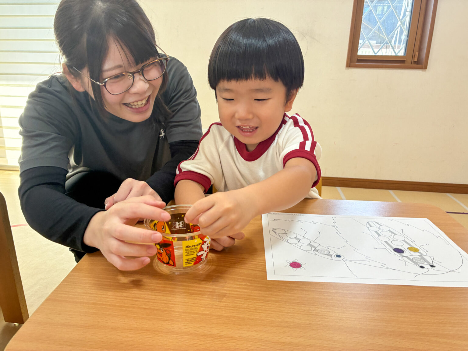虫の台紙でシール遊びの様子 ⑧