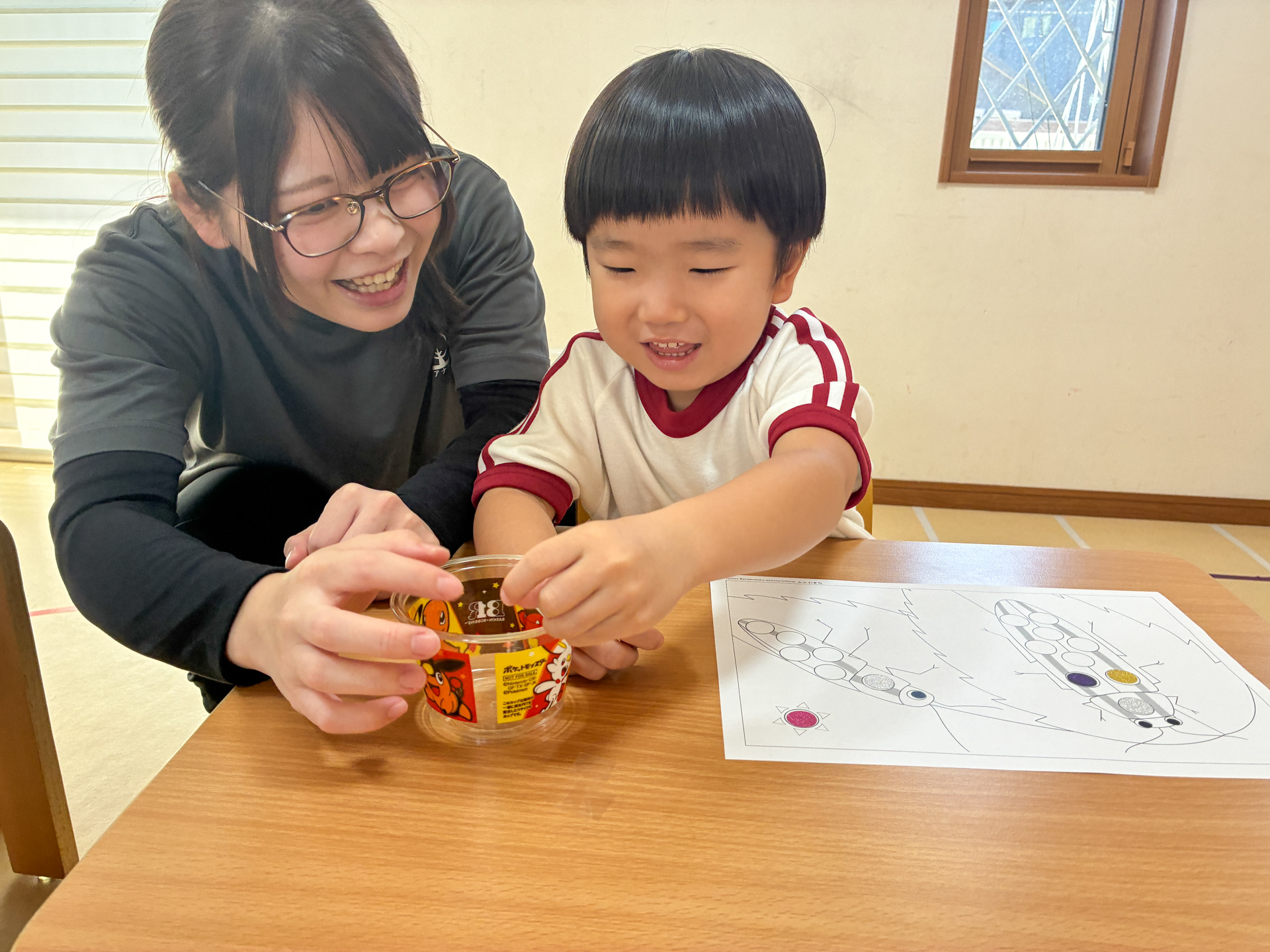 虫の台紙でシール遊びの様子 ⑧