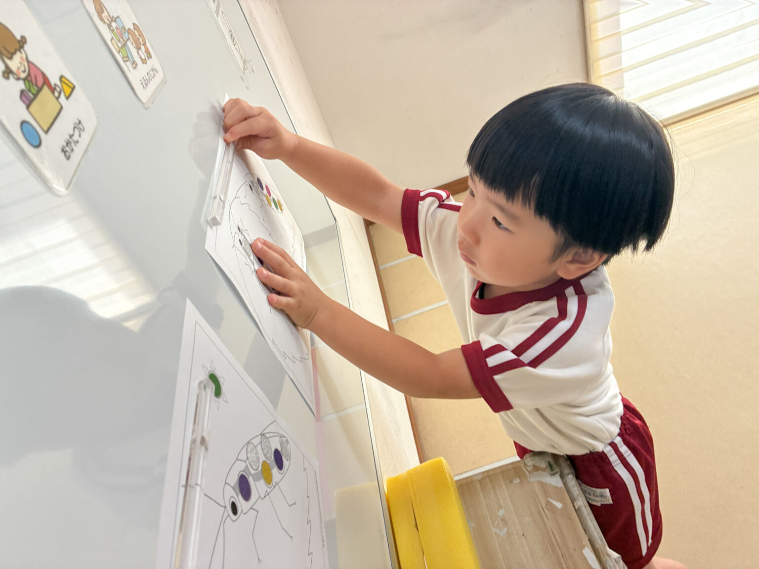 虫の台紙でシール遊びの様子 ⑨