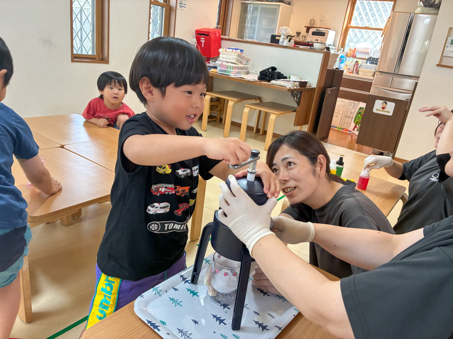 シール遊び・かき氷の様子 ⑧