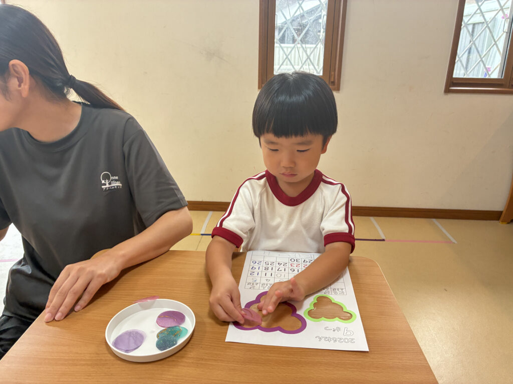 丸い紙を並べてブドウの形を作る様子