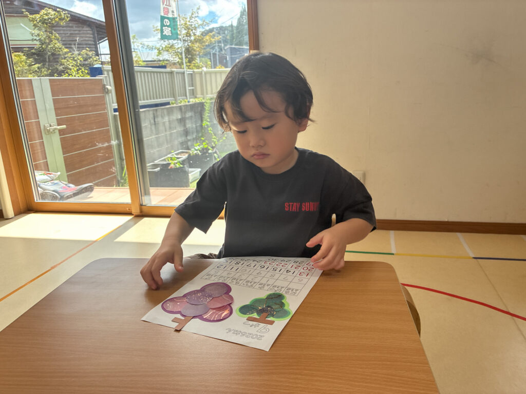 ブドウの飾りが付いたカレンダーを手にする様子