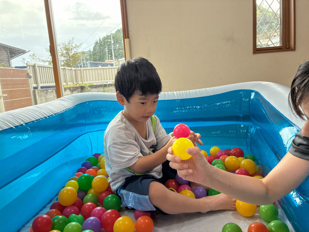 スタッフとボールを持って遊ぶ様子