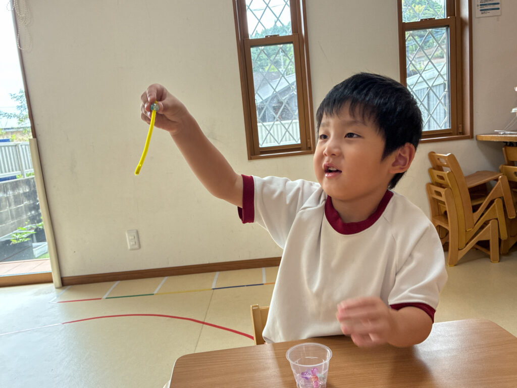 黄色いモールを持ち上げて見る様子