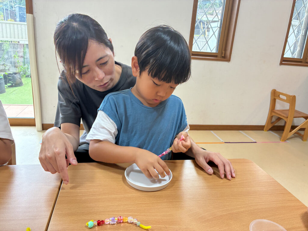 スタッフに見守られながらビーズを選ぶ様子