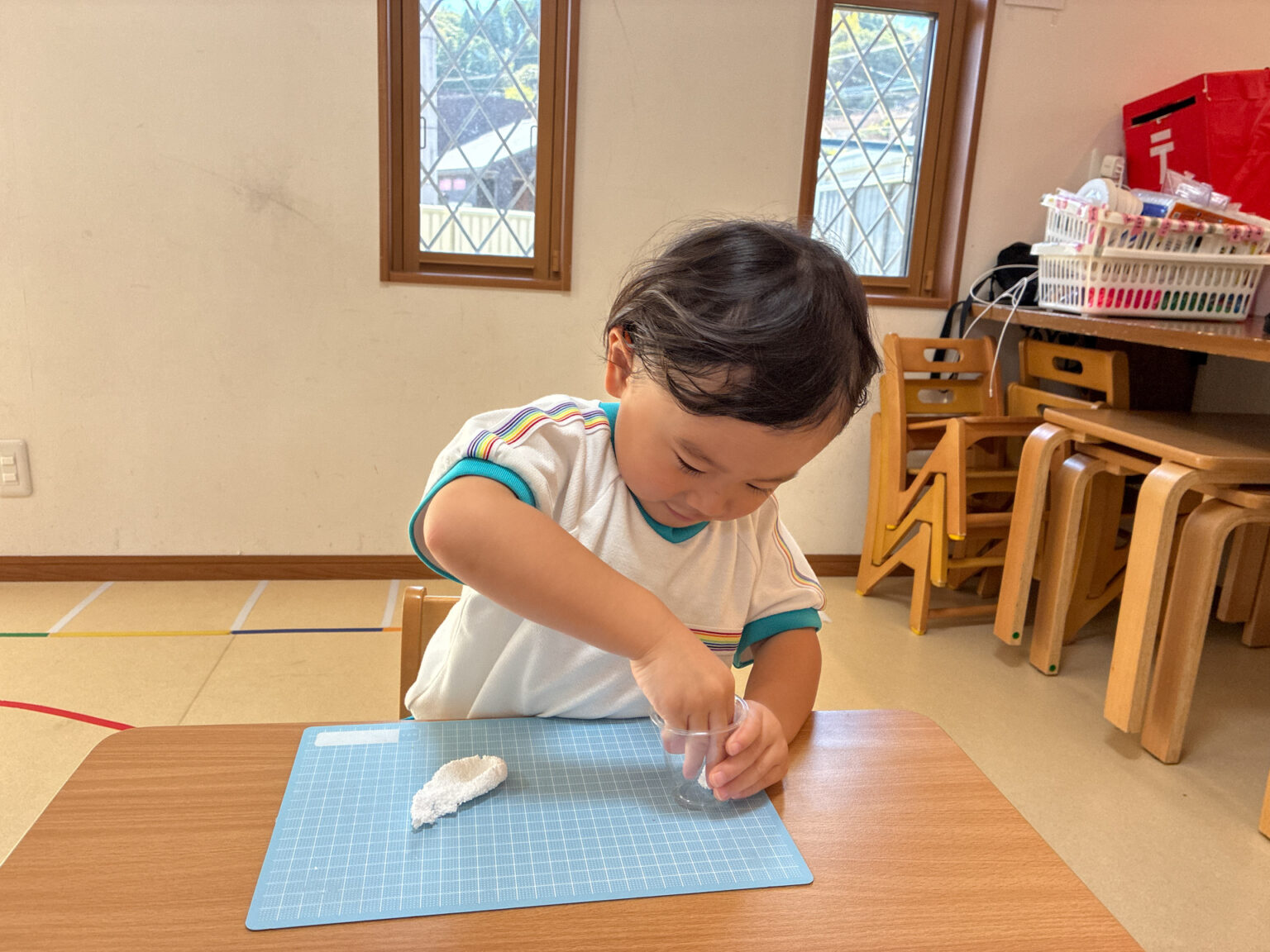粘土を小さなカップに入れる様子