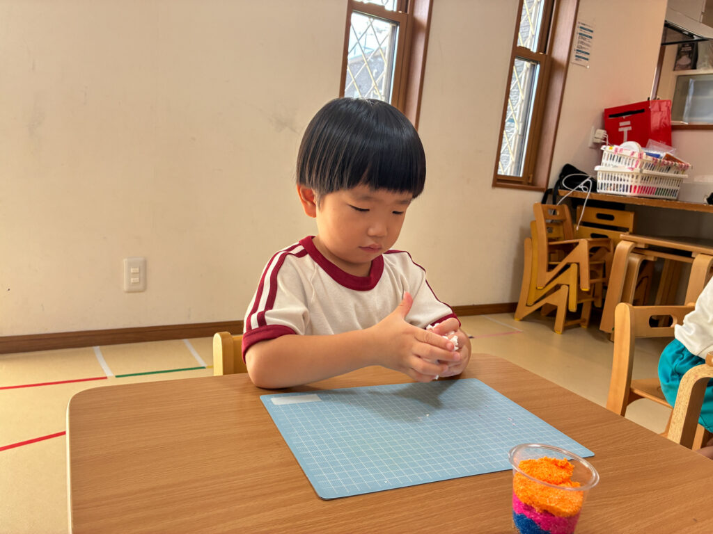小さなカップを両手で持って形を整える様子