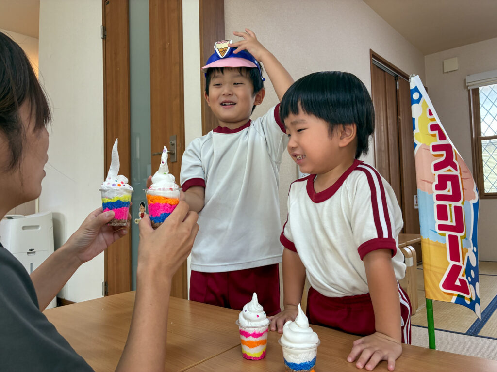 パフェを並べてお店屋さんごっこをする様子