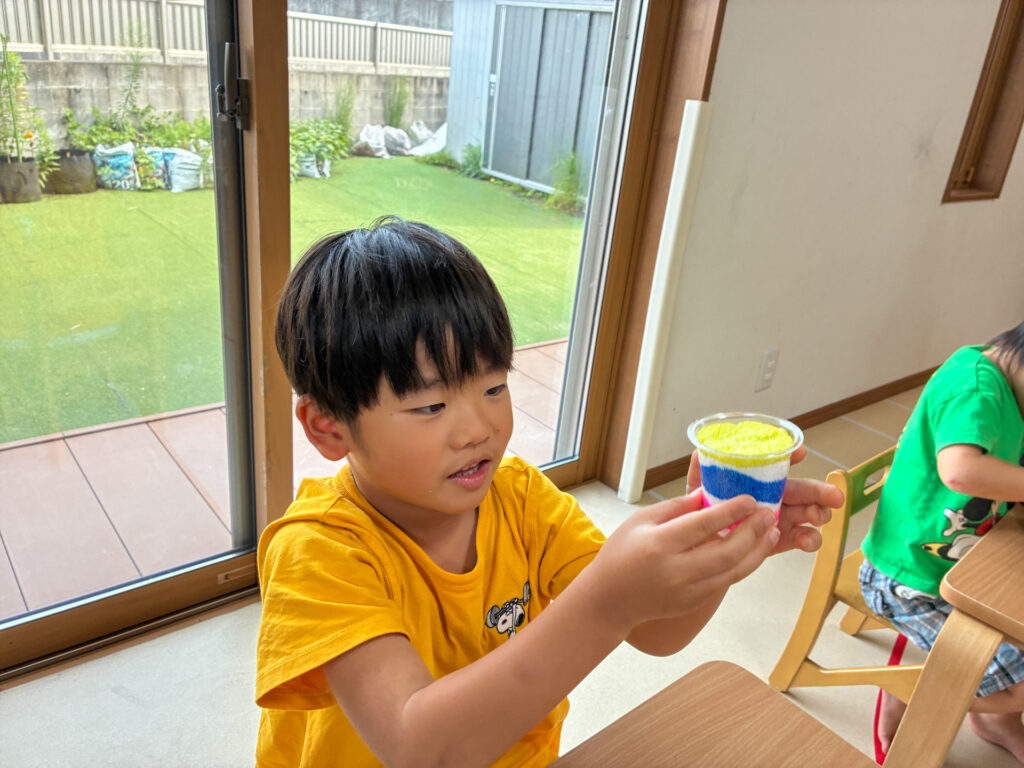 層になった粘土のパフェを持ち上げて見る様子