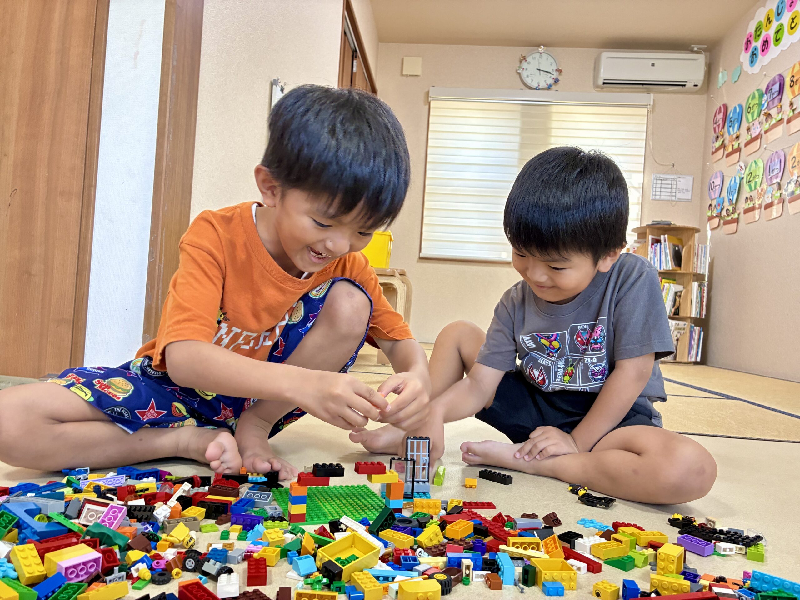 ブロックを並べる二人のこども