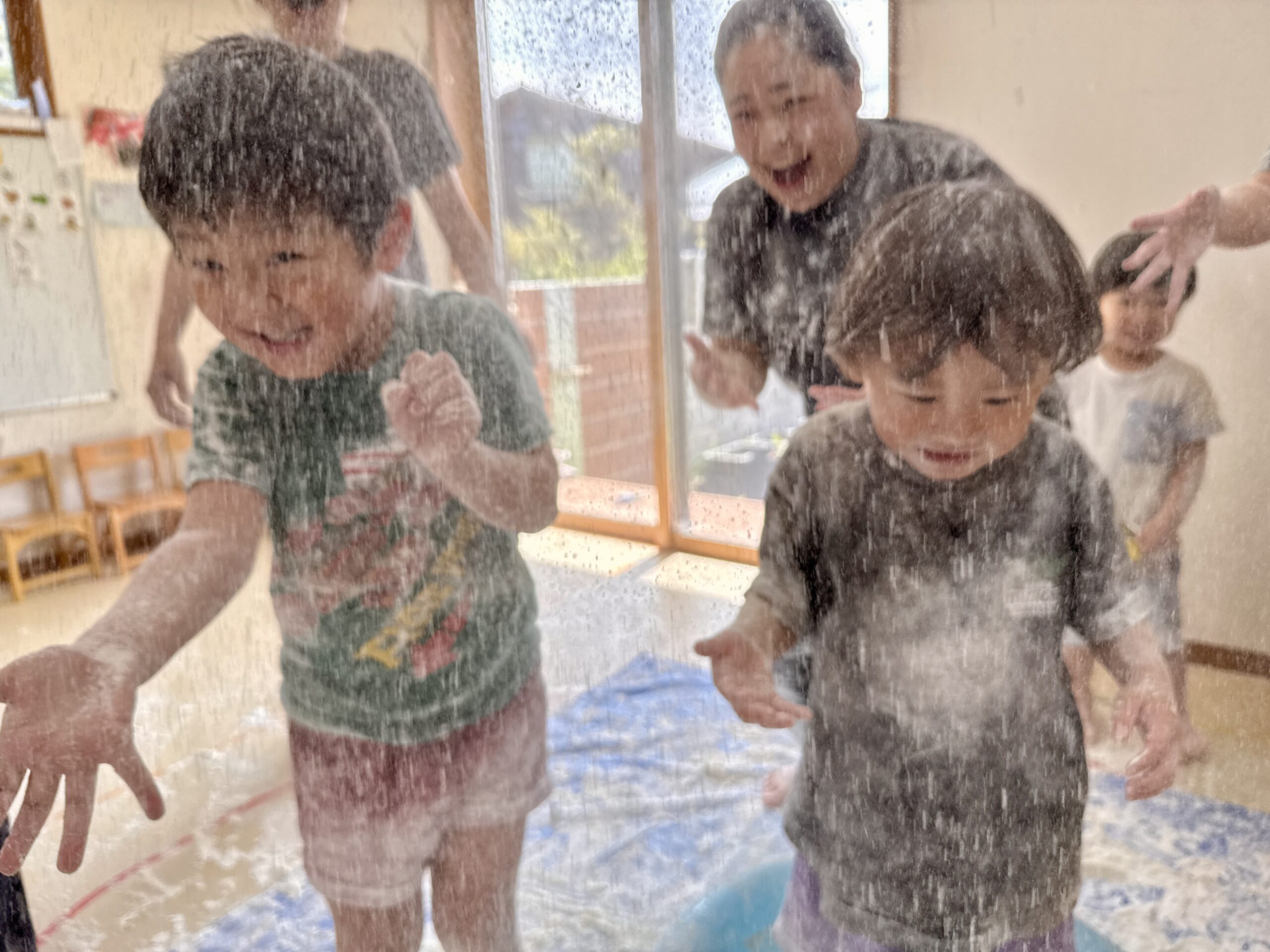 小麦粉をたっぷり浴びて真っ白になった子どもたち