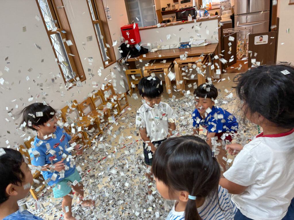 紙吹雪遊びの様子