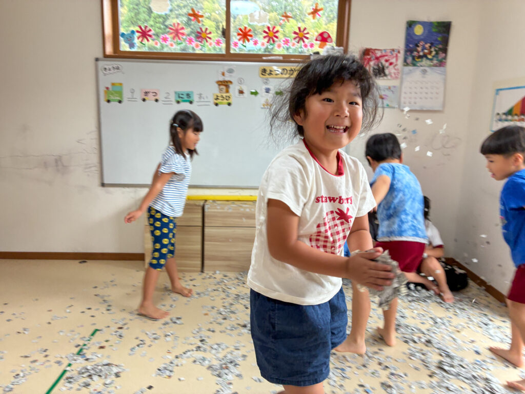 紙吹雪遊びの様子