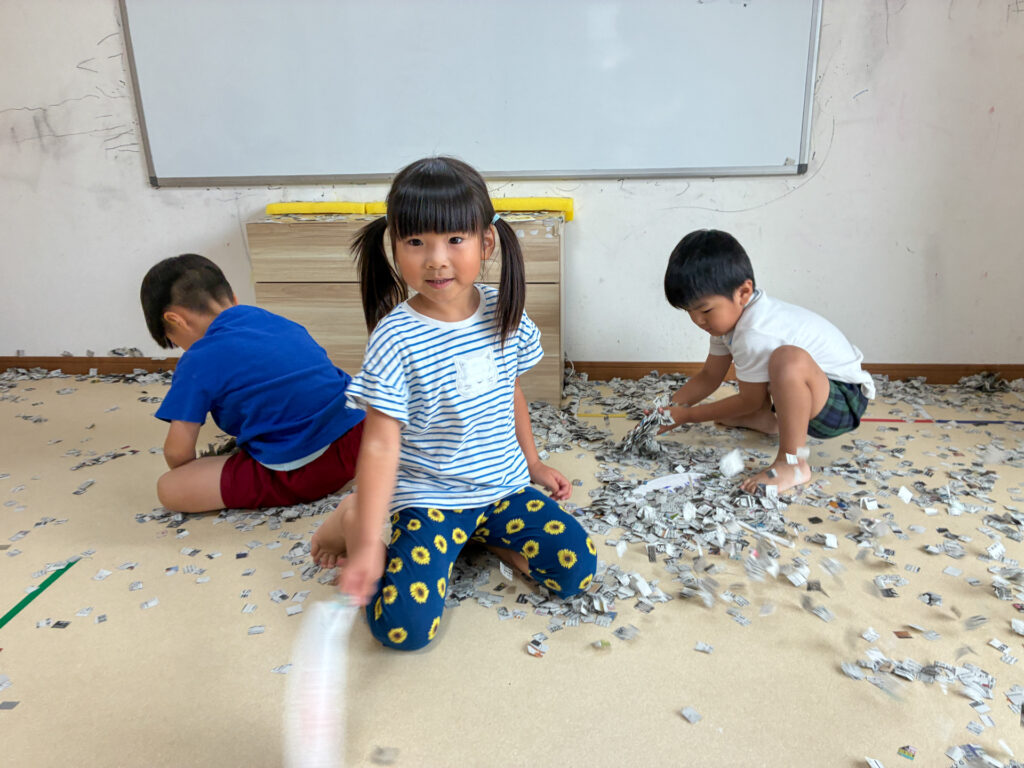 紙吹雪遊びの様子