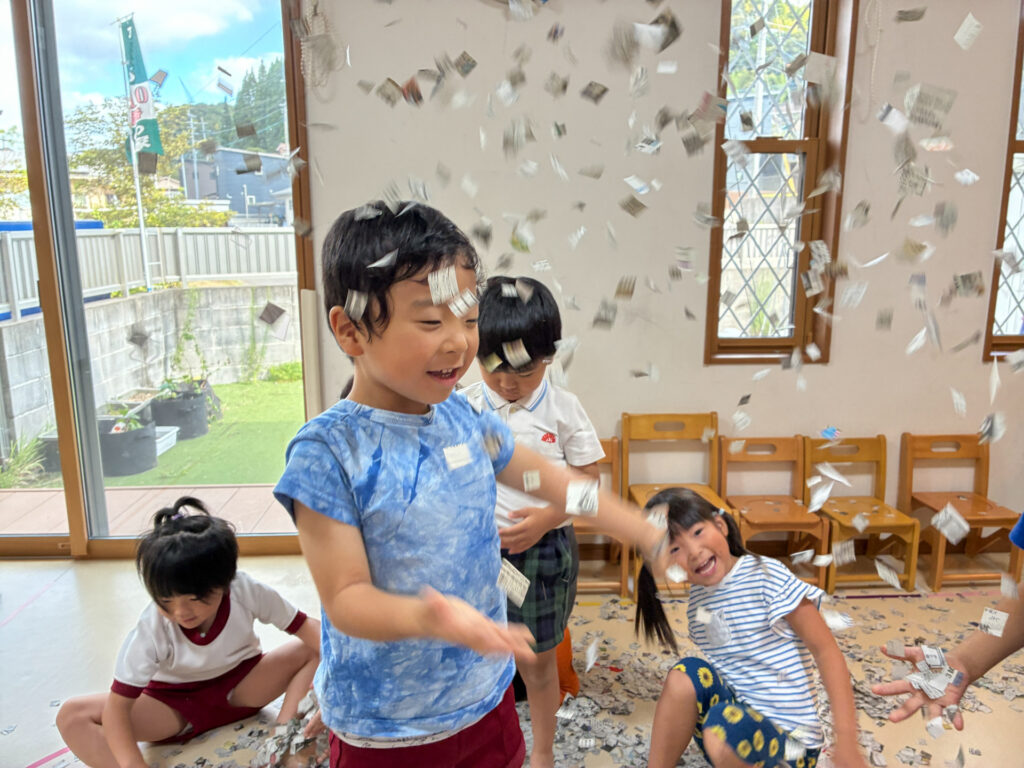 紙吹雪遊びの様子