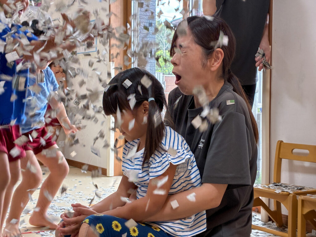 紙吹雪遊びの様子