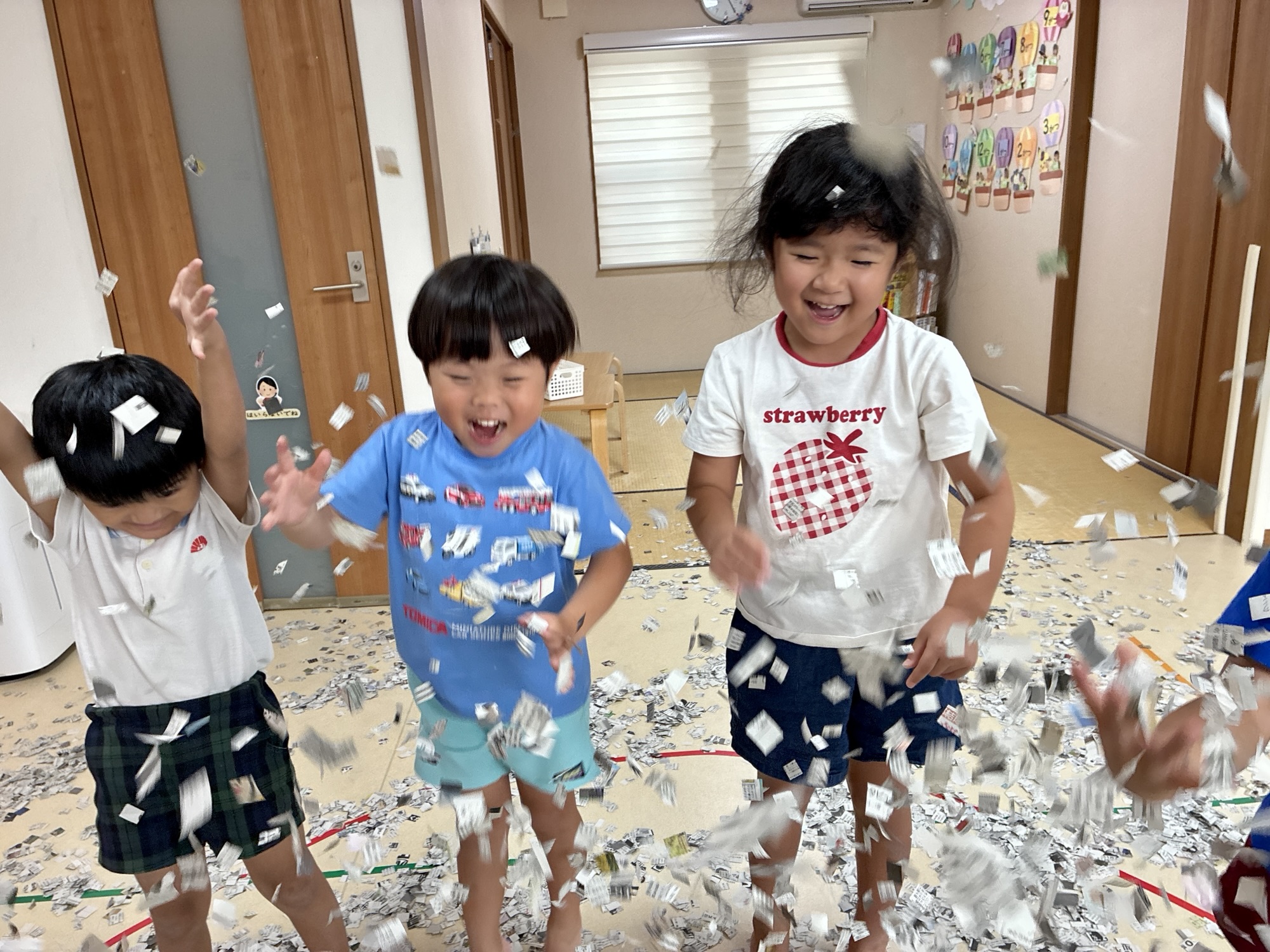 紙吹雪をまいてよろこぶこどもたち