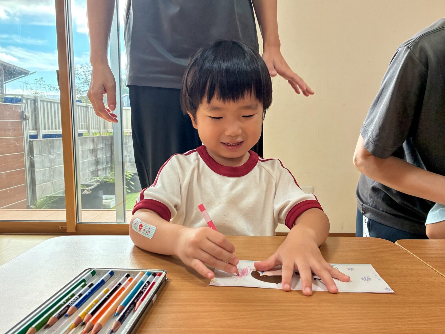 敬老の日のプレゼント作りの様子 ③