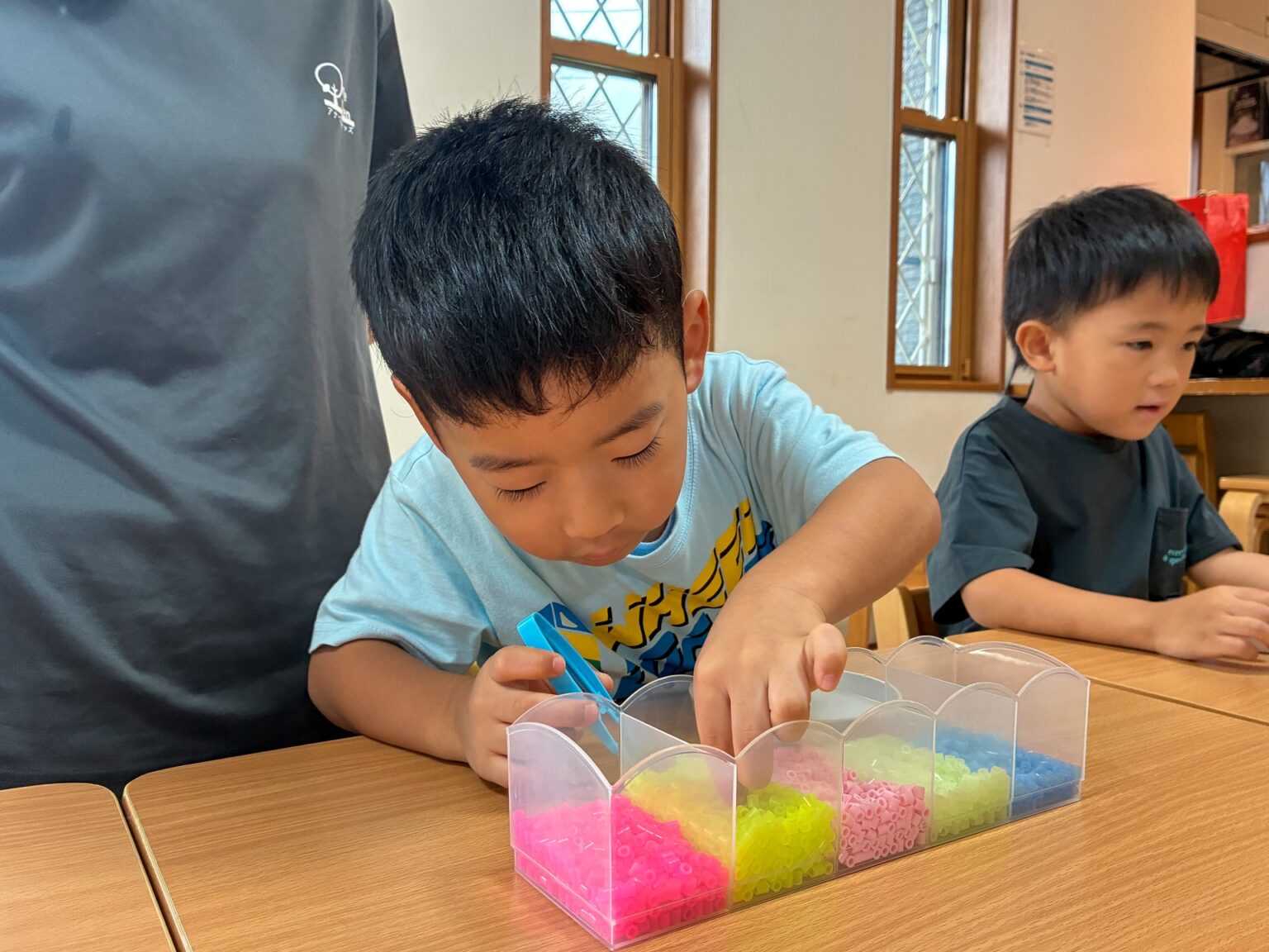 敬老の日のプレゼント作りの様子 ⑤