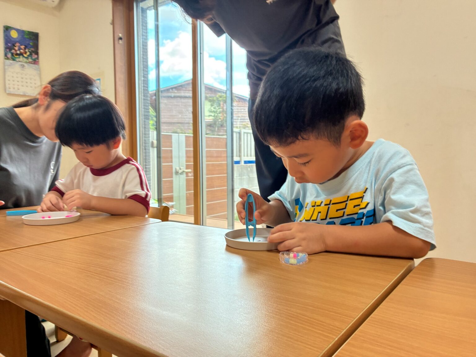 敬老の日のプレゼント作りの様子 ⑦