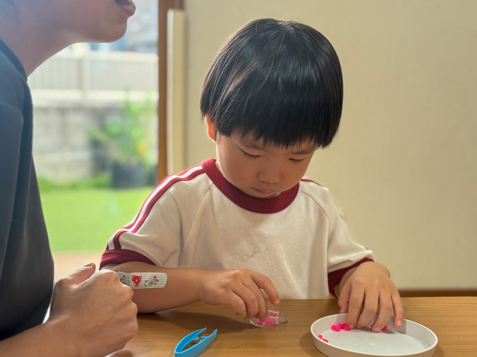 敬老の日のプレゼント作りの様子 ⑧