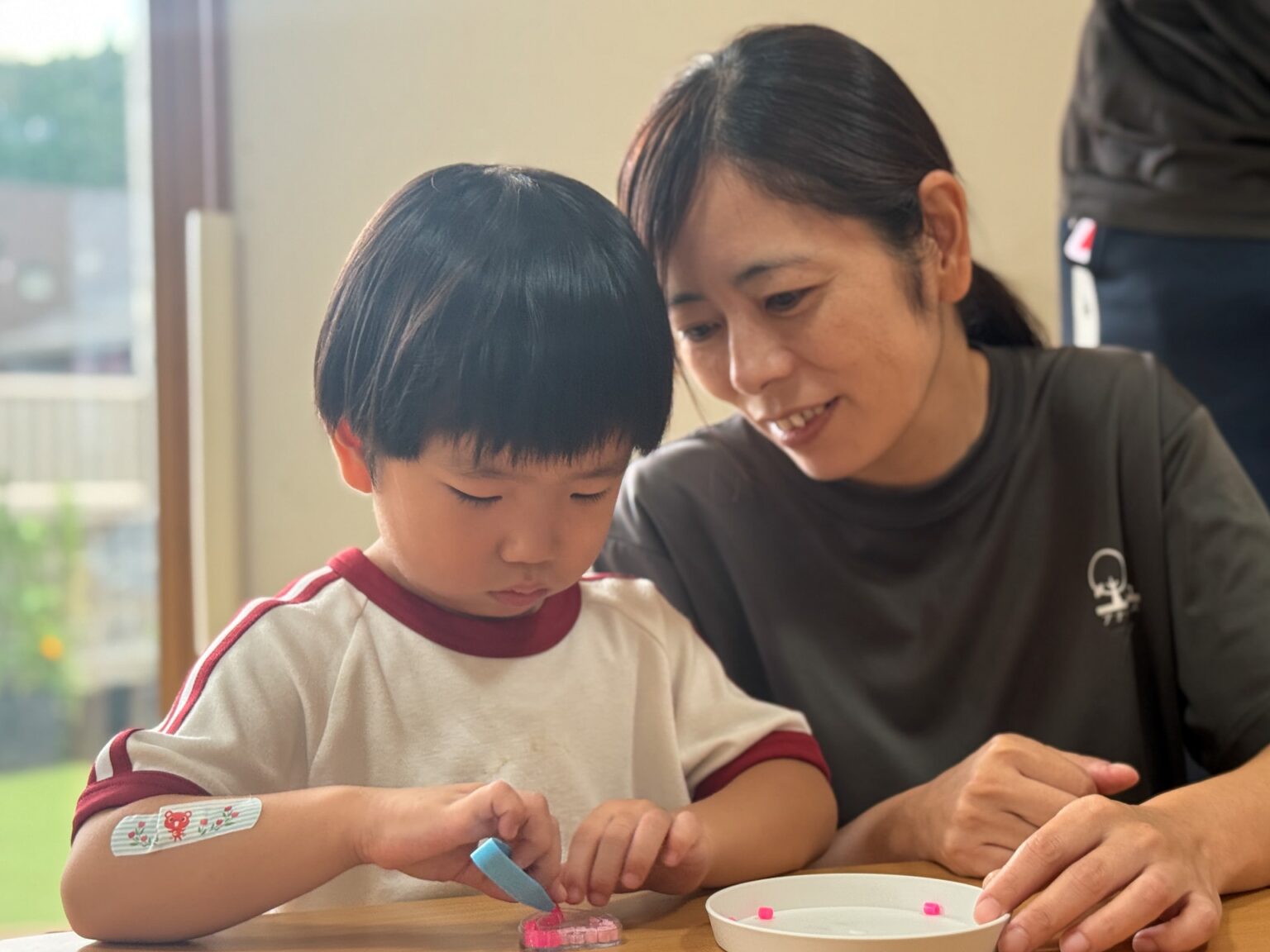 敬老の日のプレゼント作りの様子 ⑪