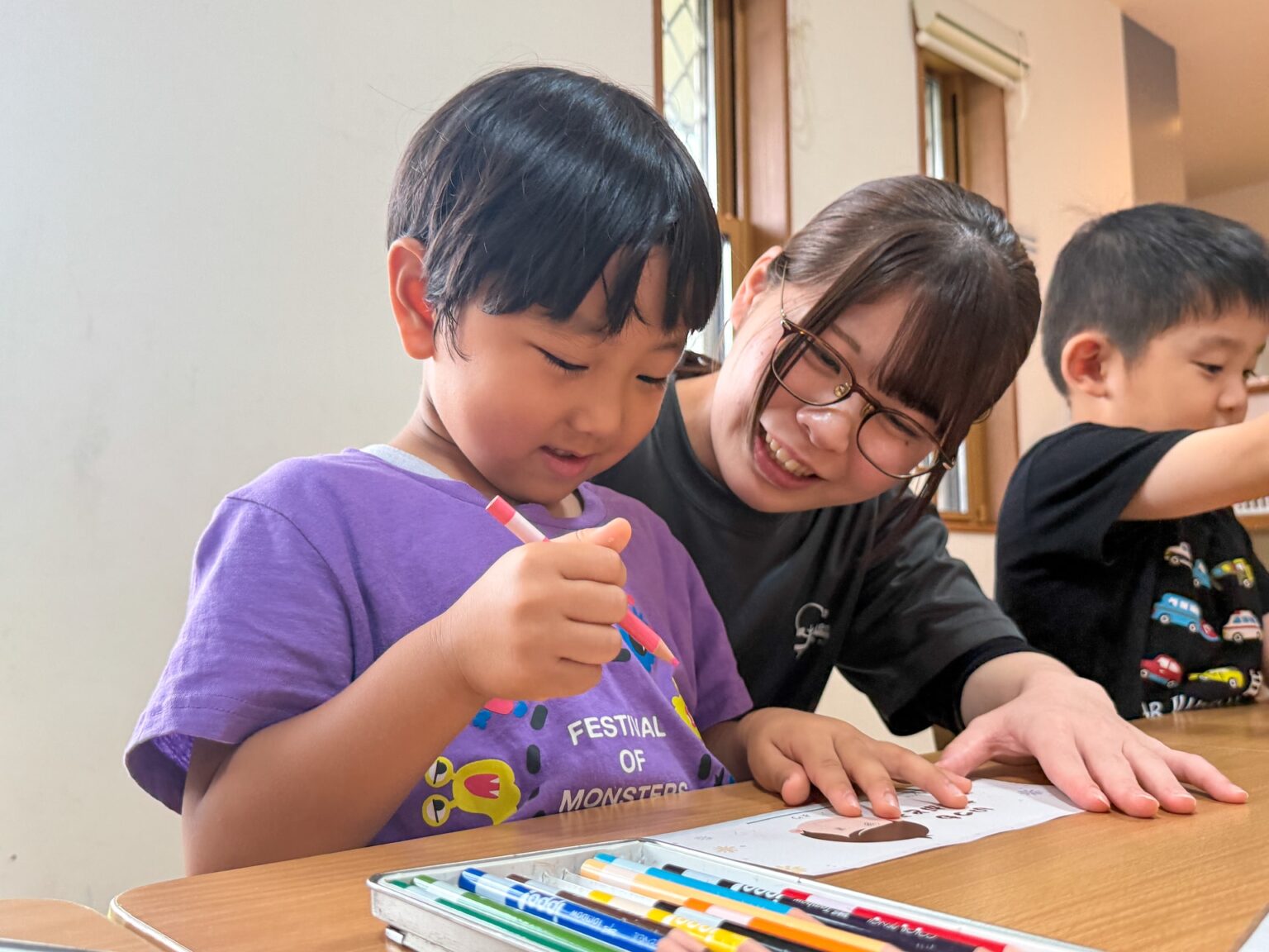 敬老の日のプレゼント作りの様子 ②