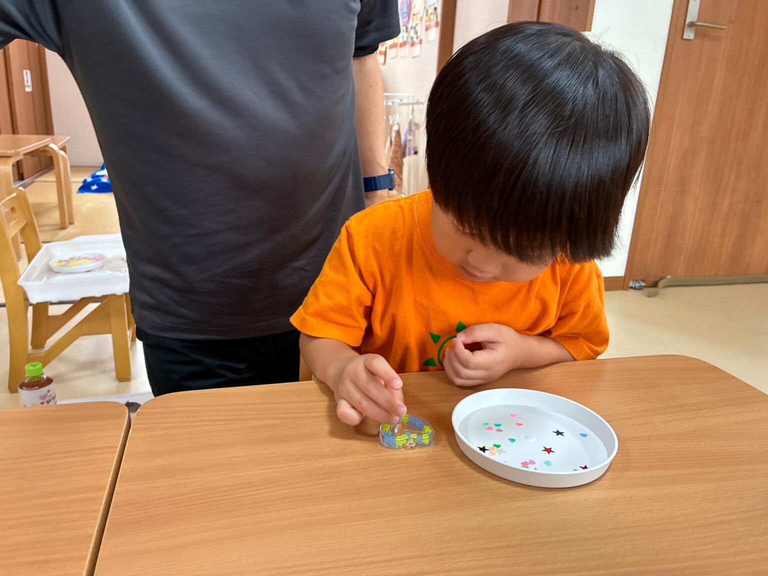 敬老の日のプレゼント作りの様子 ③