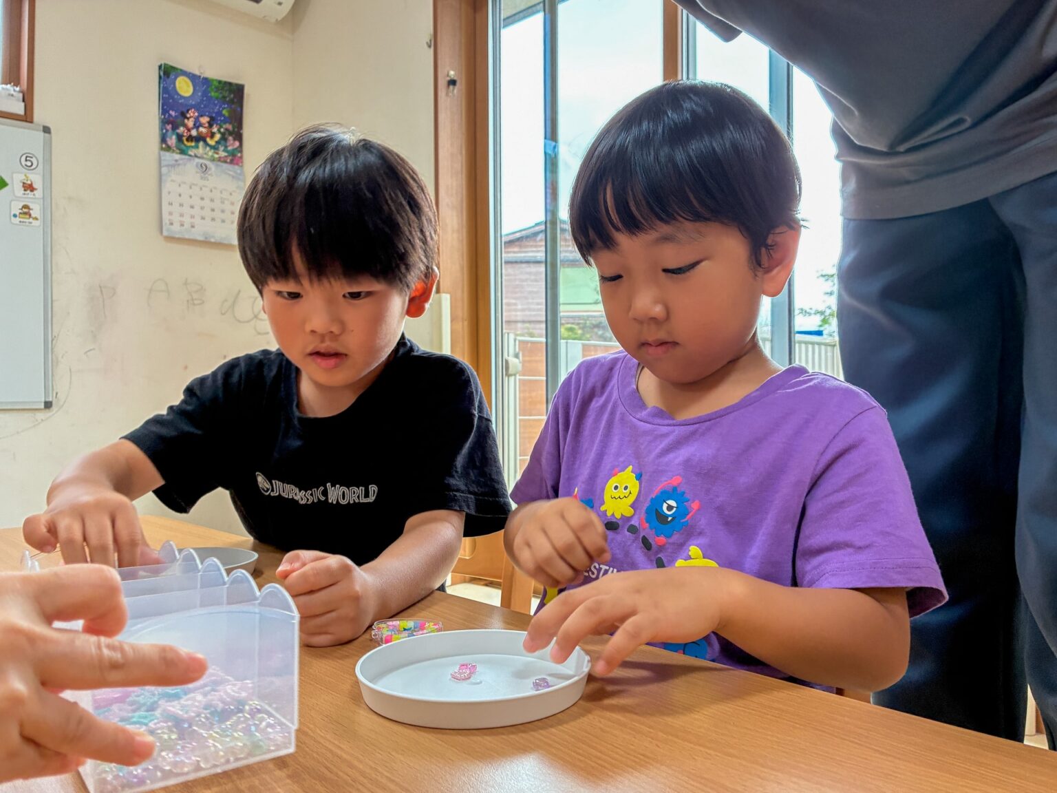 敬老の日のプレゼント作りの様子 ⑥